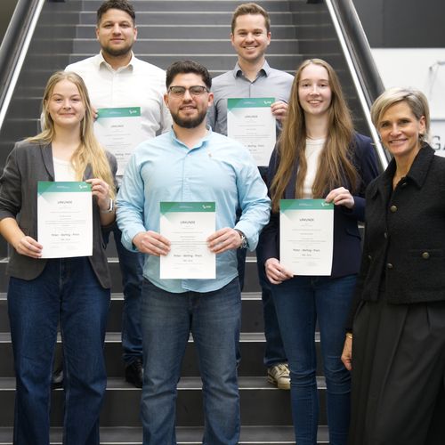 Die Preisträger:innen des Peter-Wefing-Förderpreises 2025 (v.l. oben n.r. unten): Turac Aktas, Arne Kühn, Merle Busker, Emad Alshbeeb, Felicia Fröhlich und Dekanin Prof. Ulrike Mansfeld / Foto: Jessica Ammann (HSB)