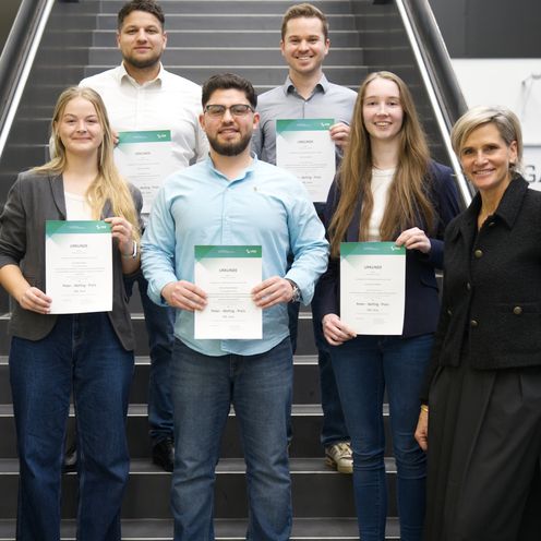 Die Preisträger:innen des Peter-Wefing-Förderpreises 2025 (v.l. oben n.r. unten): Turac Aktas, Arne Kühn, Merle Busker, Emad Alshbeeb, Felicia Fröhlich und Dekanin Prof. Ulrike Mansfeld / Foto: Jessica Ammann (HSB)