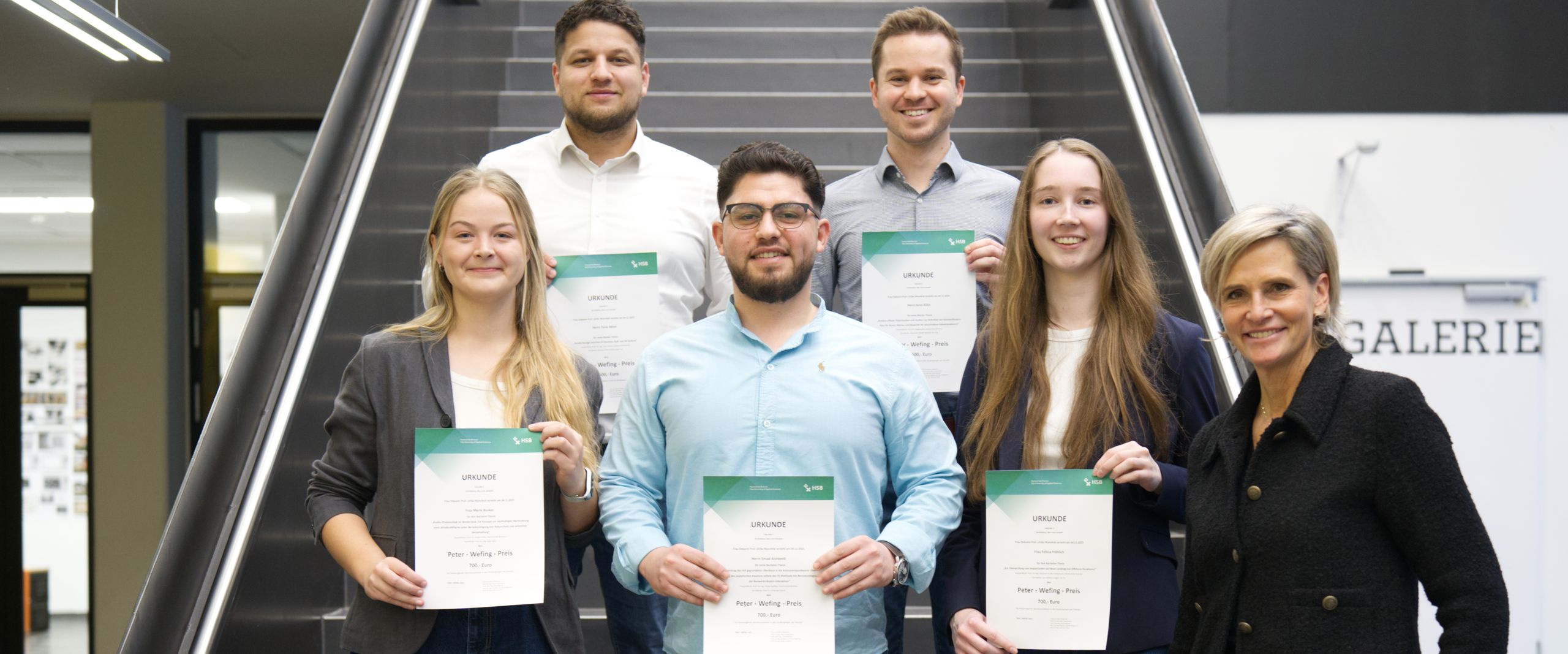 Die Preisträger:innen des Peter-Wefing-Förderpreises 2025 (v.l. oben n.r. unten): Turac Aktas, Arne Kühn, Merle Busker, Emad Alshbeeb, Felicia Fröhlich und Dekanin Prof. Ulrike Mansfeld / Foto: Jessica Ammann (HSB)