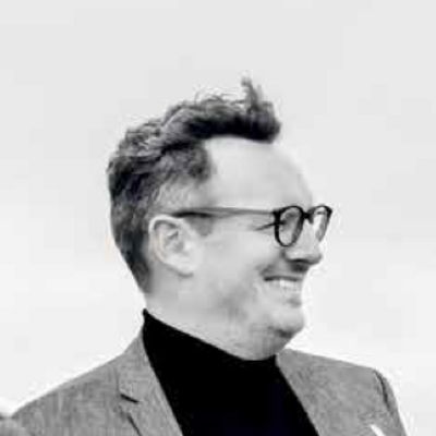 Marc Oliver Schneider sitzt auf einem Fahrrad.