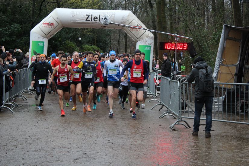 Die L&auml;ufer an der Startlinie.