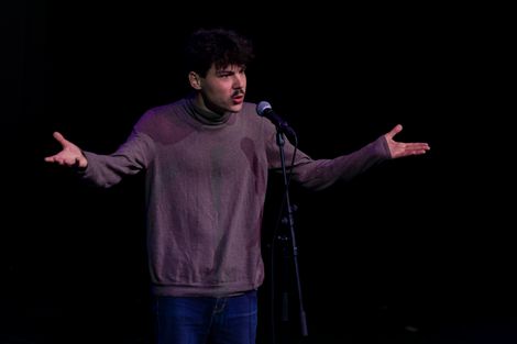 Aron Boks auf der B&uuml;hne bei Poetry on the road 2022.