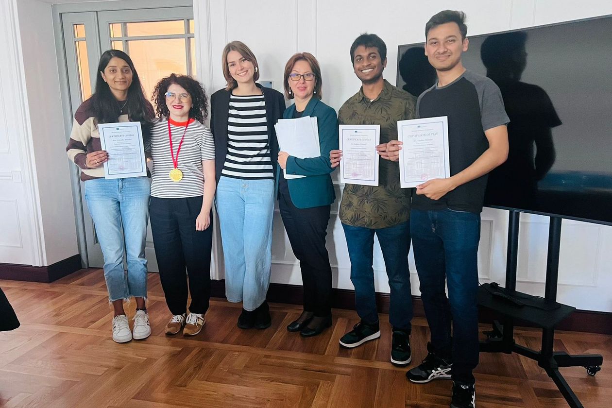 Gruppenbild Studiernede Romenien Fakultät 1 gruppenbild mit jungen Männern und Frauen
