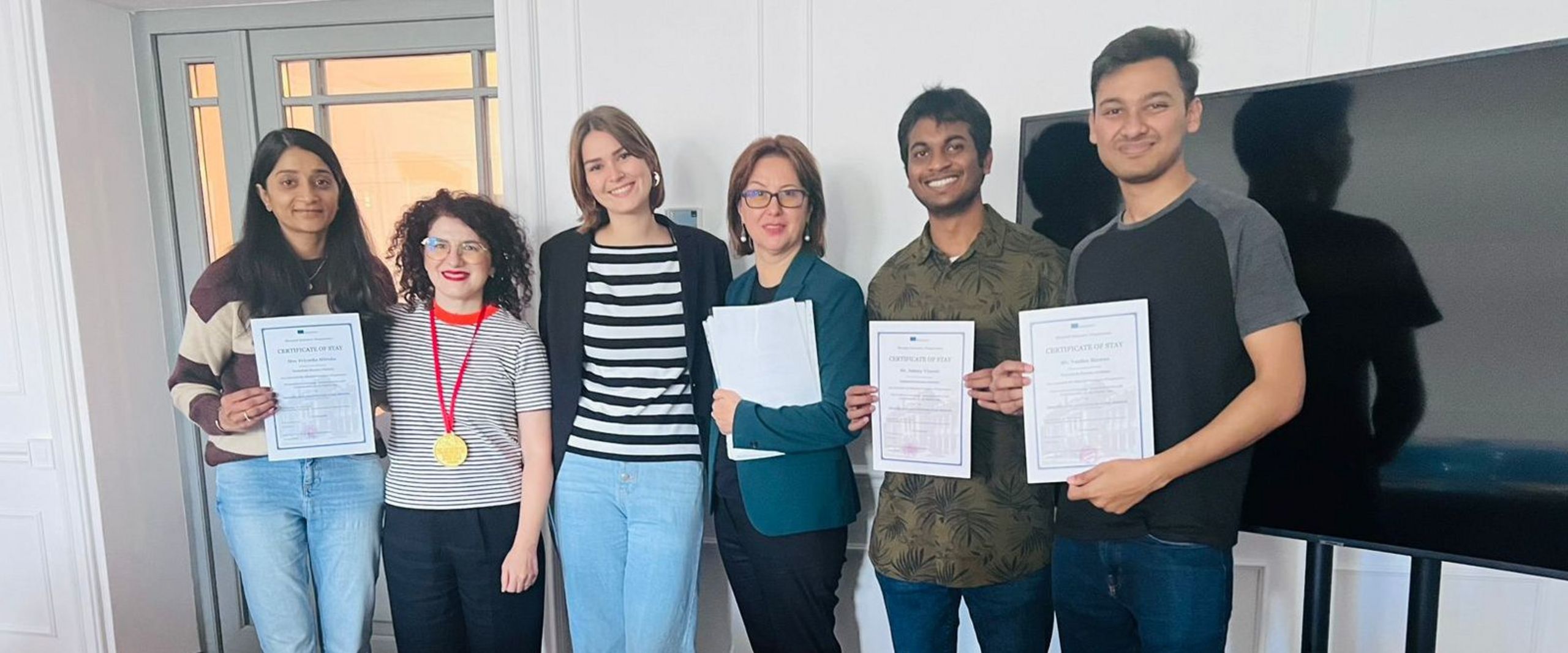 gruppenbild mit jungen Männern und Frauen