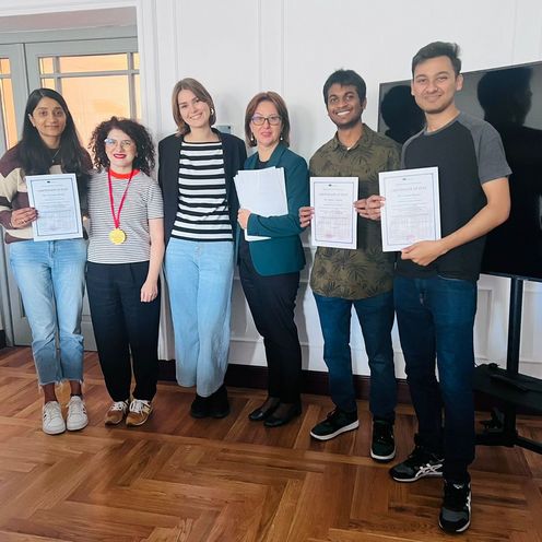 gruppenbild mit jungen Männern und Frauen