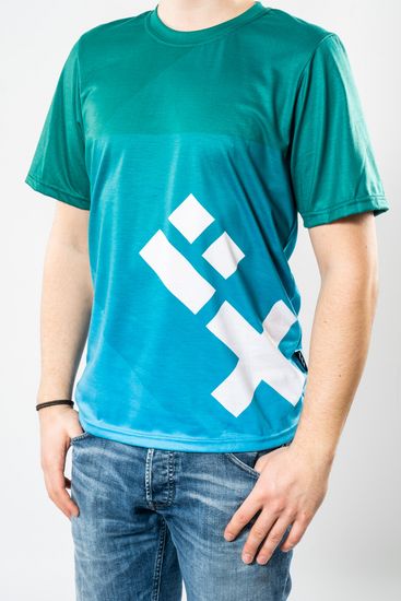 Das Model trägt ein oversized Ombré T-Shirt in türkis bis blau für Herren mit dem HSB-Logo darauf.