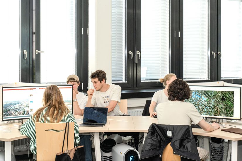 Workshop with students in the GIS Laboratory. Photo: HSB/ M. Pister