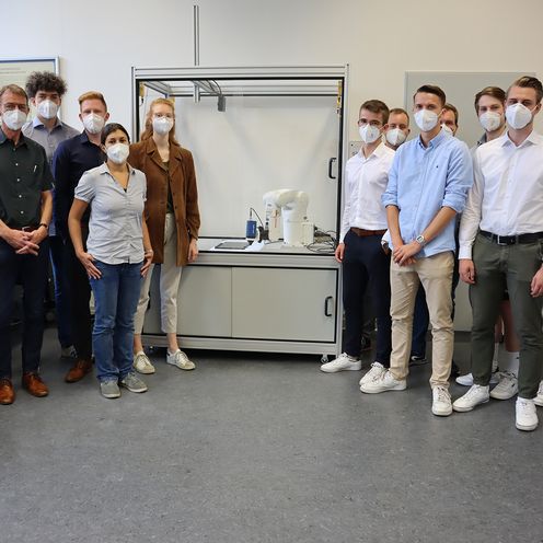 Gruppenbild des studentischen Teams mit IFAM-Projektleiterin Marcela Martins Melo und Professor Gerd-J. Menken von der HSB.
