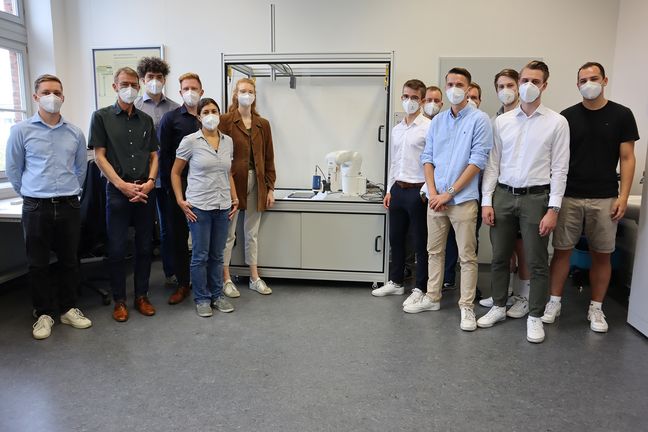 Gruppenbild des studentischen Teams mit IFAM-Projektleiterin Marcela Martins Melo und Professor Gerd-J. Menken von der HSB.