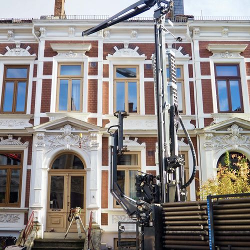 Ger&auml;tschaften f&uuml;r Probebohrung nach Erw&auml;rme vor Haus 