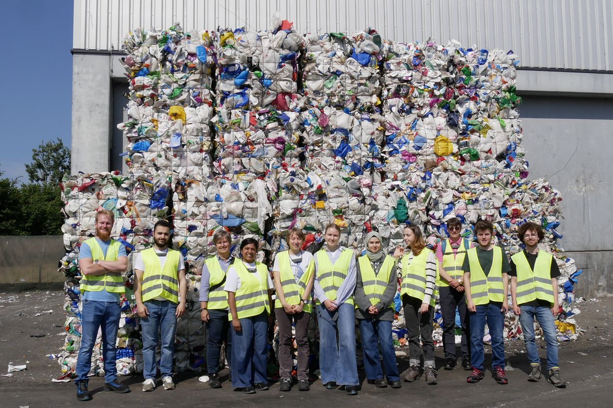 Gruppenbild der Studierenden auf dem Gelände der ALBA Recycling GmbH. Foto: Melanie Sczesny (Alba Recycling GmbH)
