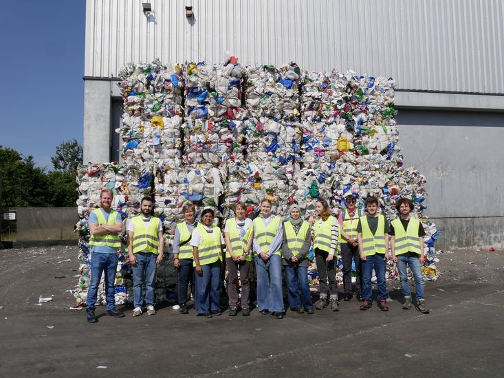 Gruppenbild der Studierenden auf dem Gelände der ALBA Recycling GmbH. Foto: Melanie Sczesny (Alba Recycling GmbH)
