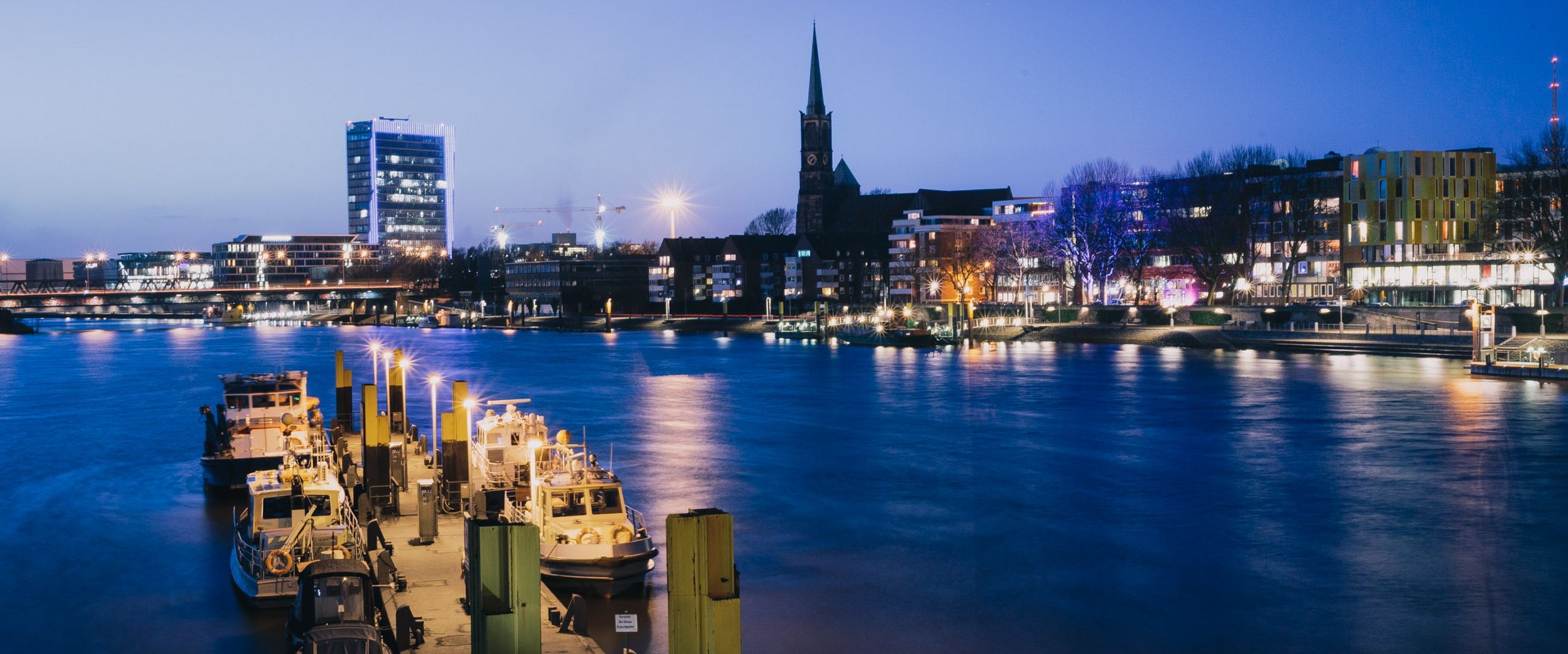 Blick auf die Weseranleger an der Schlachte am Abend.