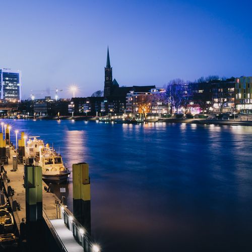 Blick auf die Weseranleger an der Schlachte am Abend.