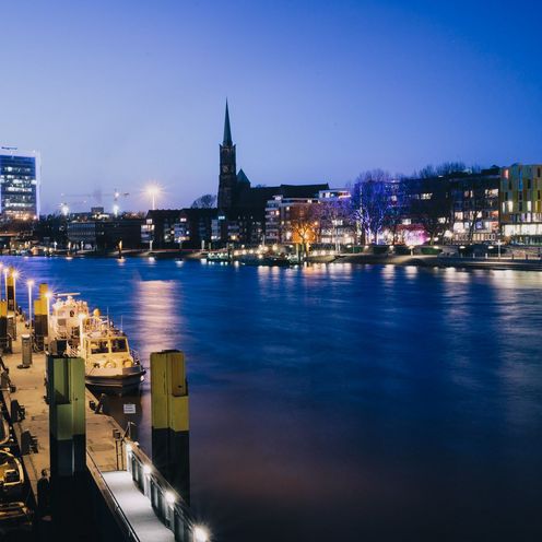 Blick auf die Weseranleger an der Schlachte am Abend.