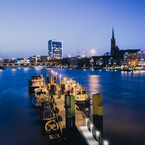 Blick auf die Weseranleger an der Schlachte am Abend.