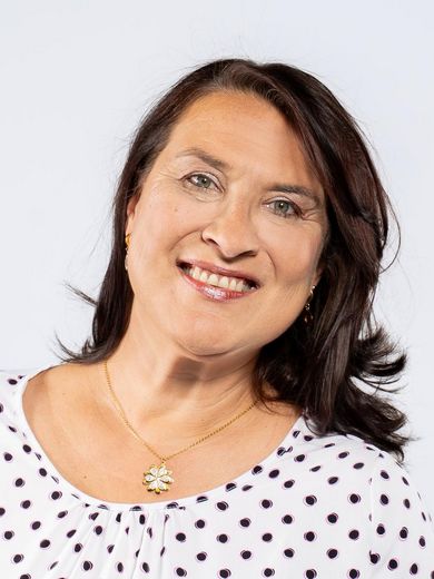 Auf dem Foto ist Meike Stremmel zusehen. Sie hat schwarze, schulterlange Haare und tr&auml;gt eine wei&szlig;e Bluse mit braunen Punkten.