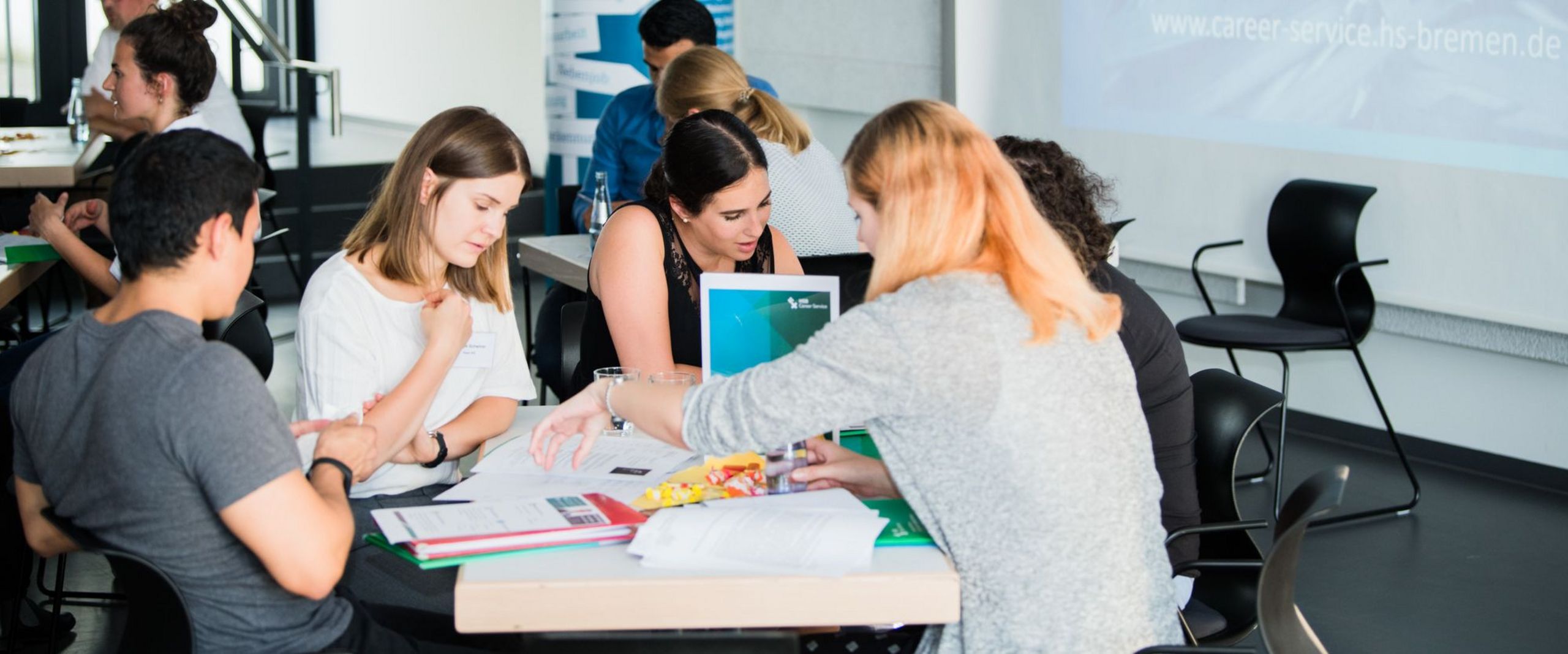 Studierende bei einer Gruppenarbeit an einem Tisch 