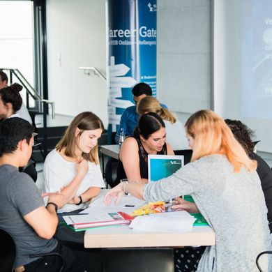 Studierende bei einer Gruppenarbeit an einem Tisch 