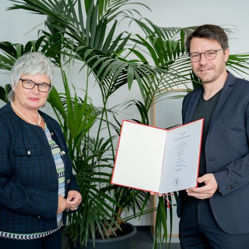 Prof. Dr.-Ing. Sven Uhrhan erh&auml;lt seine Ernennungsurkunde von Prof. Dr. Karin Luckey.