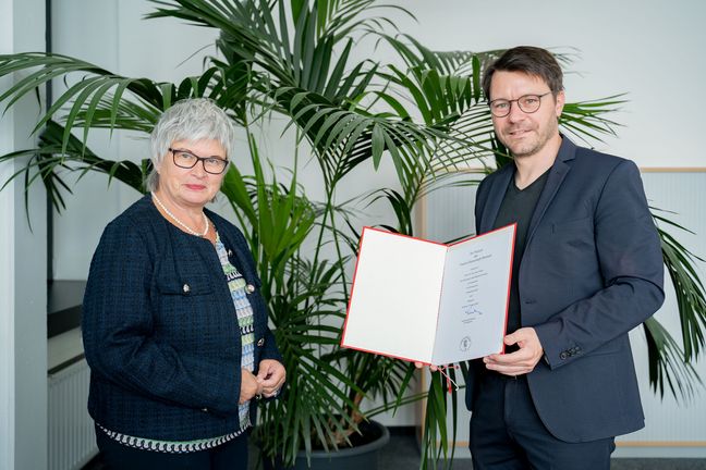 Prof. Dr.-Ing. Sven Uhrhan erhält seine Ernennungsurkunde von Prof. Dr. Karin Luckey.