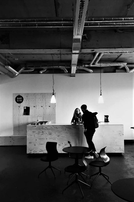 Personen an einer Bar in einem Raum.