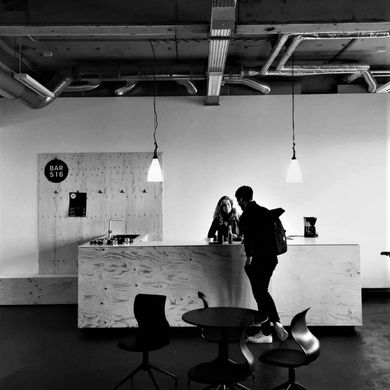 Personen an einer Bar in einem Raum.