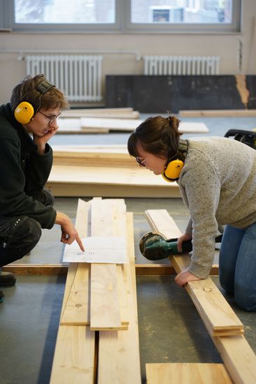 Mann und Frau arbeiten mit Holz