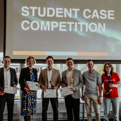 Auf dem Bild sieht man die Studierenden der HSB und Rosemarie Koch bei der Preisverleihung.