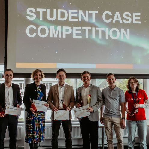Auf dem Bild sieht man die Studierenden der HSB und Rosemarie Koch bei der Preisverleihung.