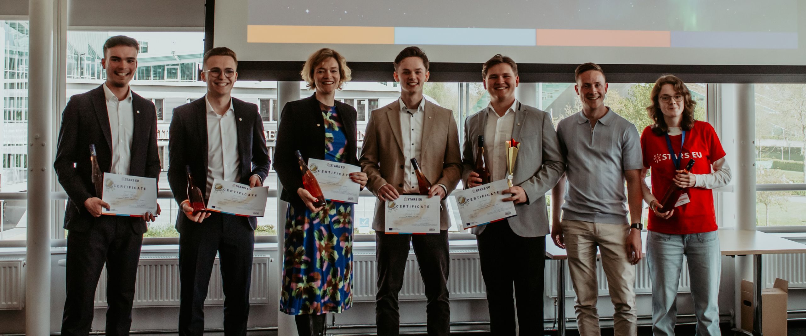 STARS_EU_Case_Competition Auf dem Bild sieht man die Studierenden der HSB und Rosemarie Koch bei der Preisverleihung.