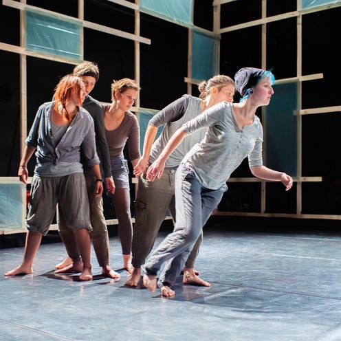 Menschen stehen auf einer B&uuml;hne