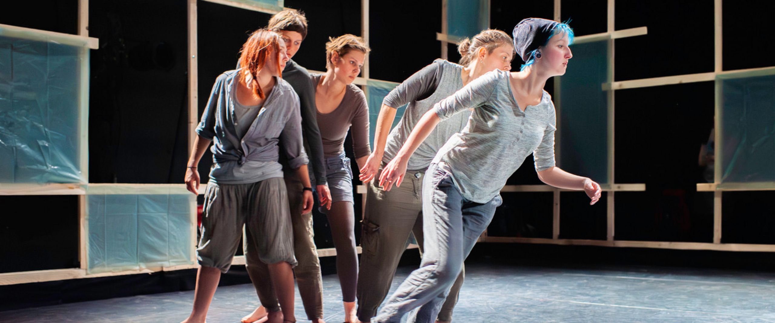 Menschen stehen auf einer B&uuml;hne