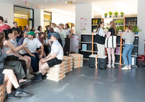 Mit zahlreichen Gästen und Projektbeteiligten eröffneten Studierende der Hochschule Bremen am 18. Juni das Café des Women in Architecture Festivals (WIA) in der AB- Galerie am Neustadtswall: Foto: HSB/ B. Schürkamp