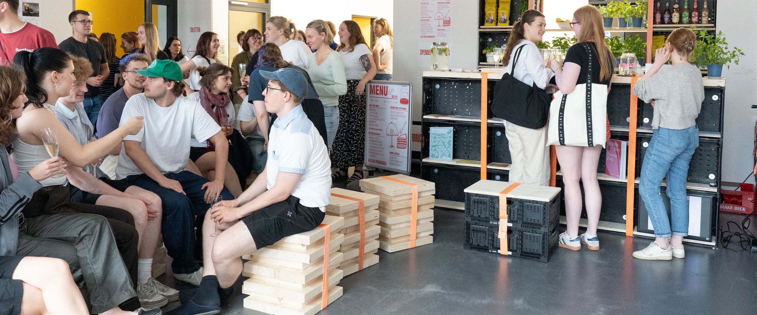 Mit zahlreichen Gästen und Projektbeteiligten eröffneten Studierende der Hochschule Bremen am 18. Juni das Café des Women in Architecture Festivals (WIA) in der AB- Galerie am Neustadtswall: Foto: HSB/ B. Schürkamp