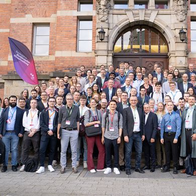 Gruppenfoto Wärmekonferenz 2025 Gruppenbild der Teilnehmer vor einem Gebäude der Hochschule Bremen