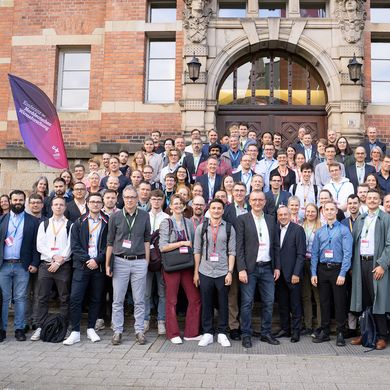 Gruppenbild der Teilnehmer vor einem Gebäude der Hochschule Bremen