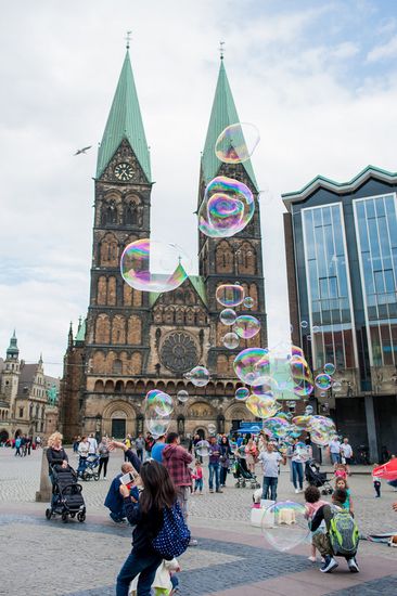 St. Petri Dom Blick auf den St. Petri Dom in Bremen mit Seifenblasen