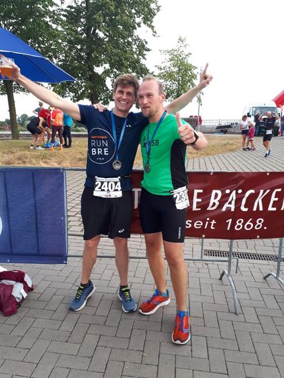 Zwei jubelnde L&auml;ufer.