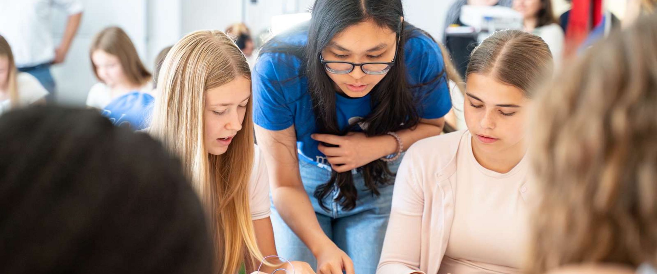 Schülerinnen und Studentinnen im Gespräch (Quelle: HSB, Windbrake) Schülerinnen und Studentin im Gespräch