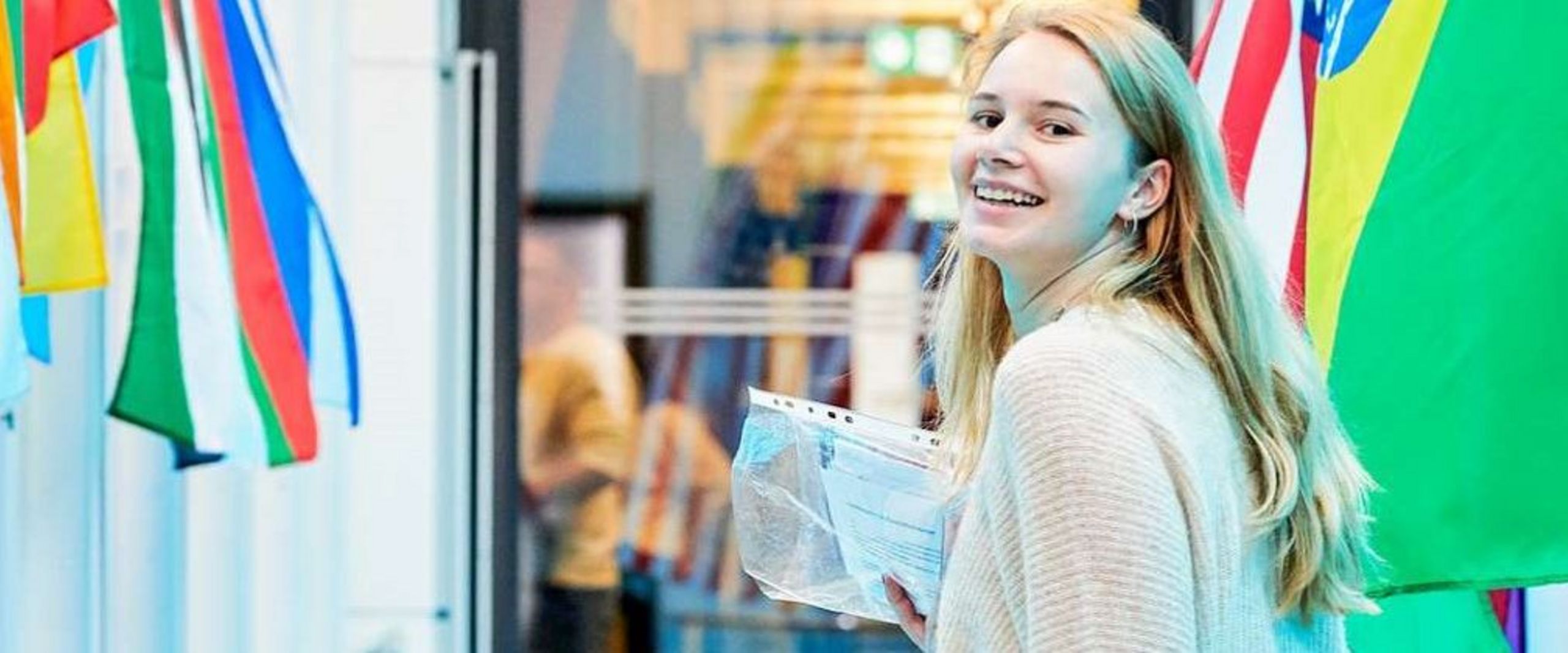 Studentin bei internationalen Flaggen