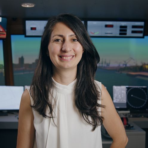 Prof. Dr. Ilknur Colmorn steht Schifffssimulator.