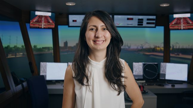 Prof. Dr. Ilknur Colmorn steht Schifffssimulator.