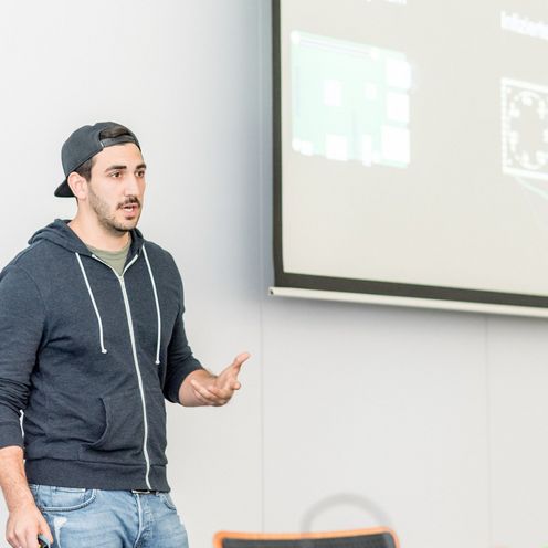 Ein Studierender h&auml;lt einen Vortrag.