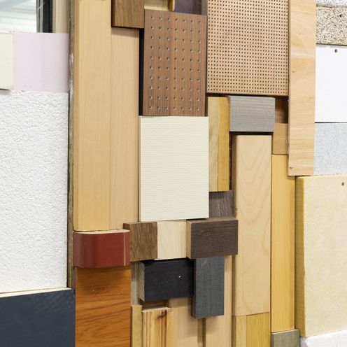 Musterproben von Baumaterialien an einer Wand_ Foto:Folke K&ouml;bberling