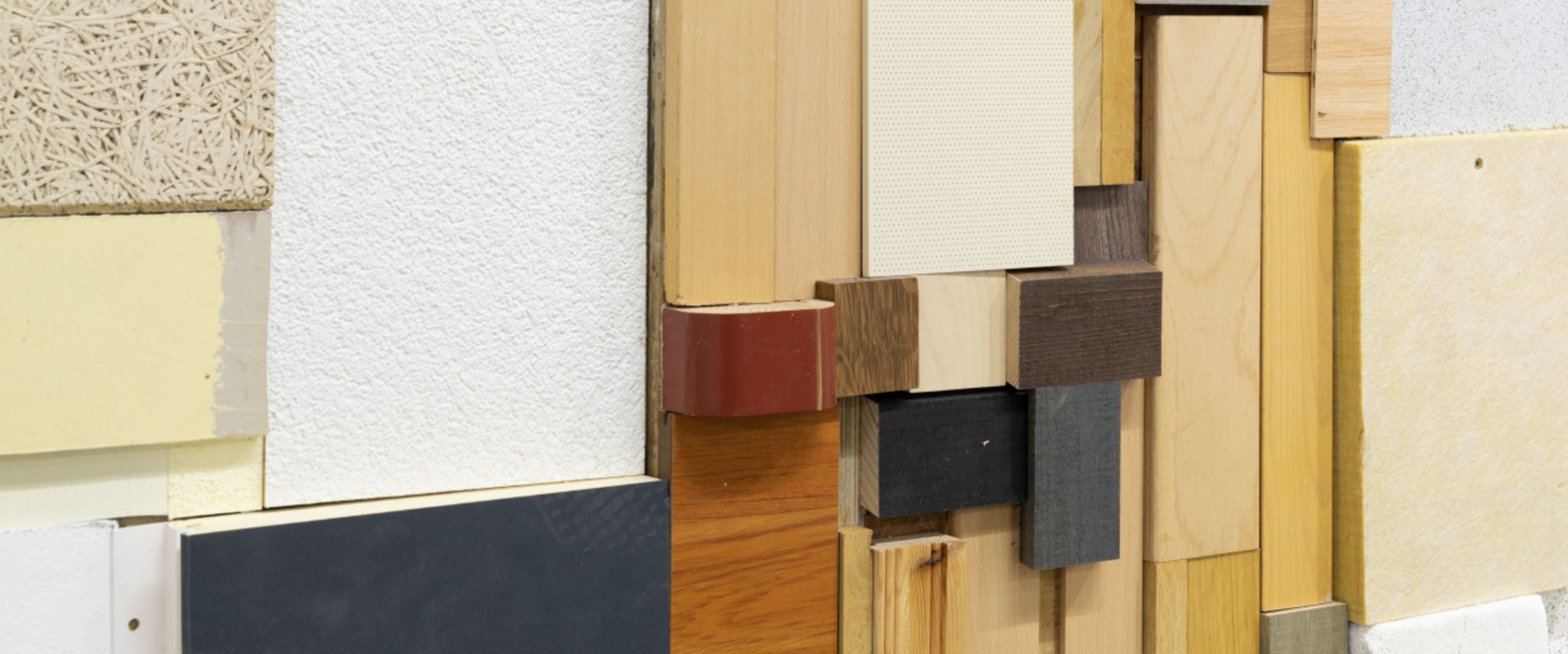 Musterproben von Baumaterialien an einer Wand_ Foto:Folke K&ouml;bberling