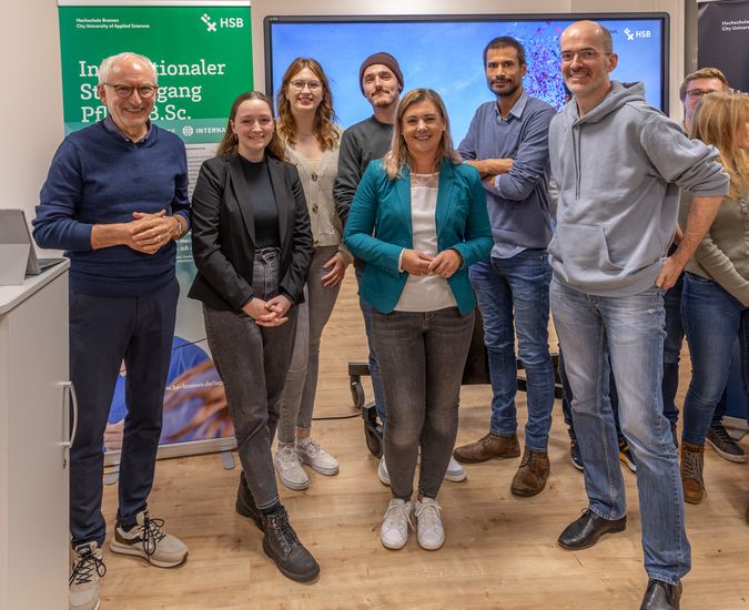 Gruppenbild mit einem studentischen Team und der Jury beim Gründungswochenende im November 2022.