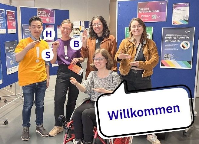 GAAD - DGS Herzlich Willkommen 5 Personen zeigen gemeinsam die Gebärden H, S, B und Willkommen.