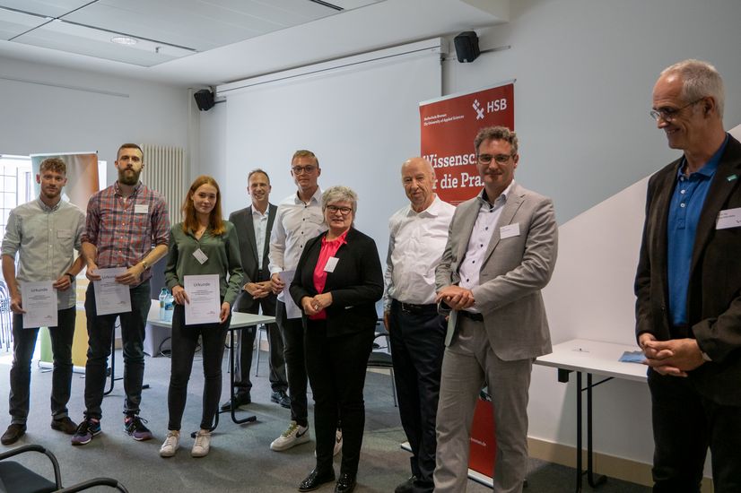 Gruppenbild von Studierenden mit Urkunden und Mitgliedern der IG AirportStadt