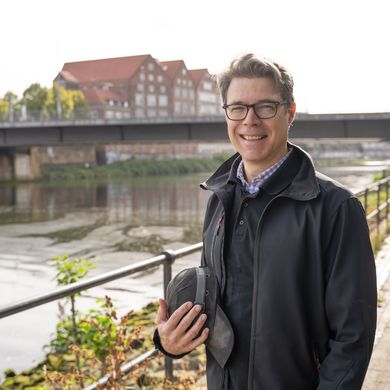 Portr&auml;tbild Prof. Marc Gutermann vor der B&uuml;rgermeister-Smidt-Br&uuml;cke